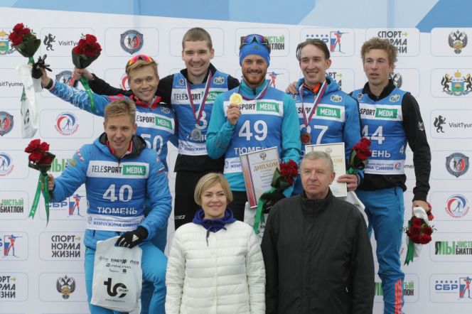 Даниил Серохвостов (№50) на расширенном подиуме индивидуальной гонки на чемпионате России по летнему биатлону. Фото: СБР