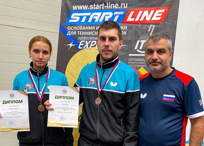 На фото: Людмила Швайко, Илья Ронин и главный тренер сборной Алтайского края Степан Багиян