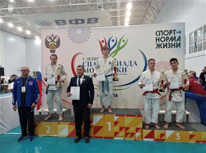 На высшей ступени пьедестала Спартакиады молодёжи России Игорь Франкив. Рядом - тренер Роман Жигульский.