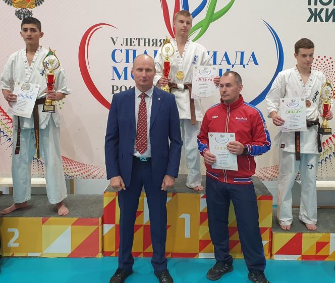 Рафаил Надиров на второй ступени пьедестала