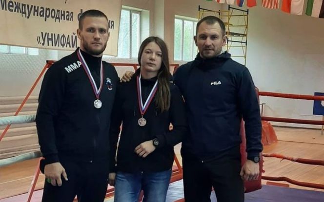 На фото слева направо: Иван Соловьёв, Марина Шутова и президент федерации универсального боя Алтайского края Евгений Лушников