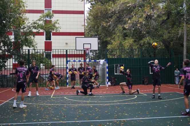 Хоть в футбол, хоть для зарядки. В центре Барнаула появилась новая спортплощадка