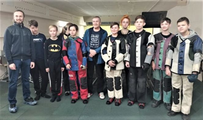 Воспитанники СШ №1 г. Бийска. Крайний слева - призёр Олимпийских игр "Токио-2020" Сергей Каменский, в центре - наставник бийских стрелков, заслуженный тренер России Игорь Каменский. Фото: Павел Сидоренко/"Наш Бийск"