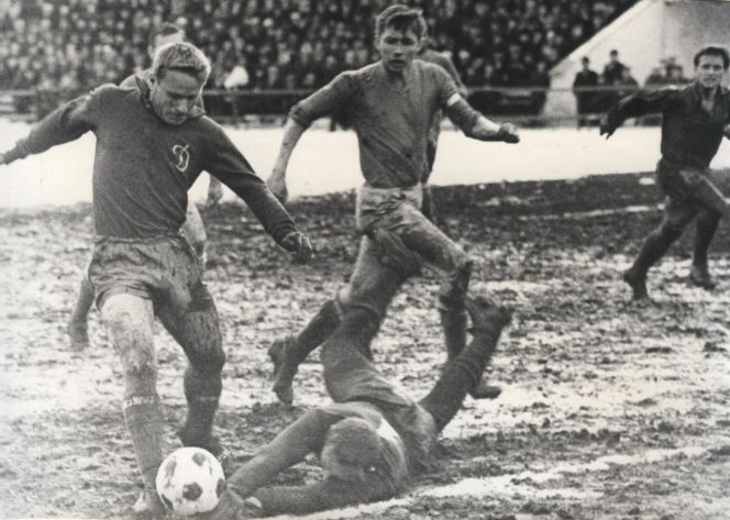 Матчи на барнаульском стадионе "Локомотив" были серьезным испытанием для футболистов. На фото: фрагмент встречи "Динамо" - "Чита"