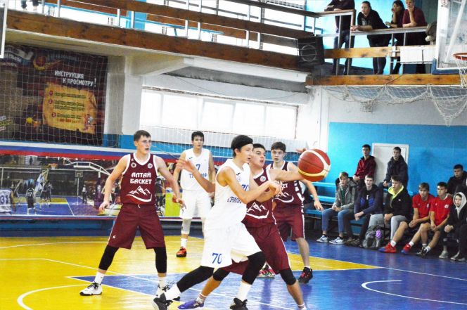 Юные баскетболисты Сибири разыграли в Барнауле Кубок Александра Сысова