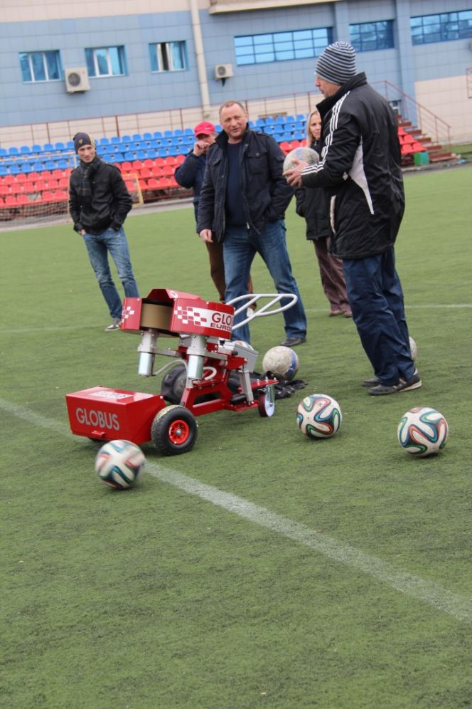 В арсенале СДЮШОР Алексея Смертина появилось новое современное оборудование - футбольная пушка.