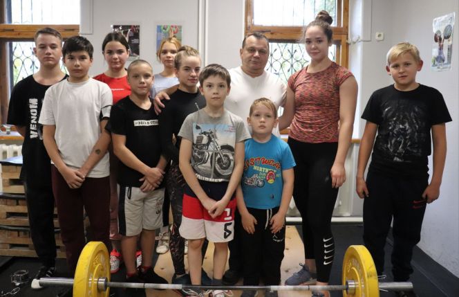 Михаил Шуваев (третий справа во втором ряду) со своими воспитанниками. Фото: Александр Чёрный/"Алтайский спорт"