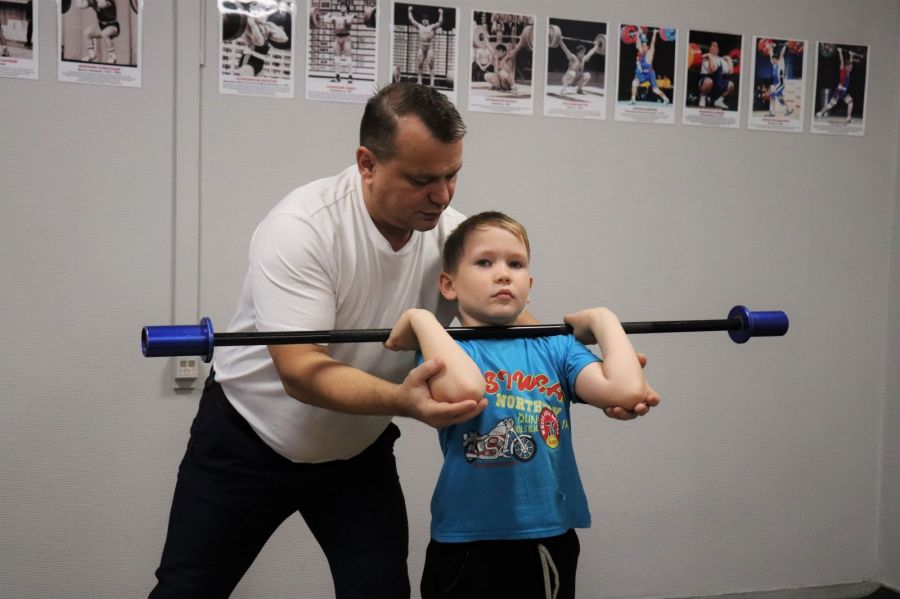 Занятия для самых юных начинаются с простейших упражнений с легким инвентарём. Фото: Александр Чёрный/"Алтайский спорт"