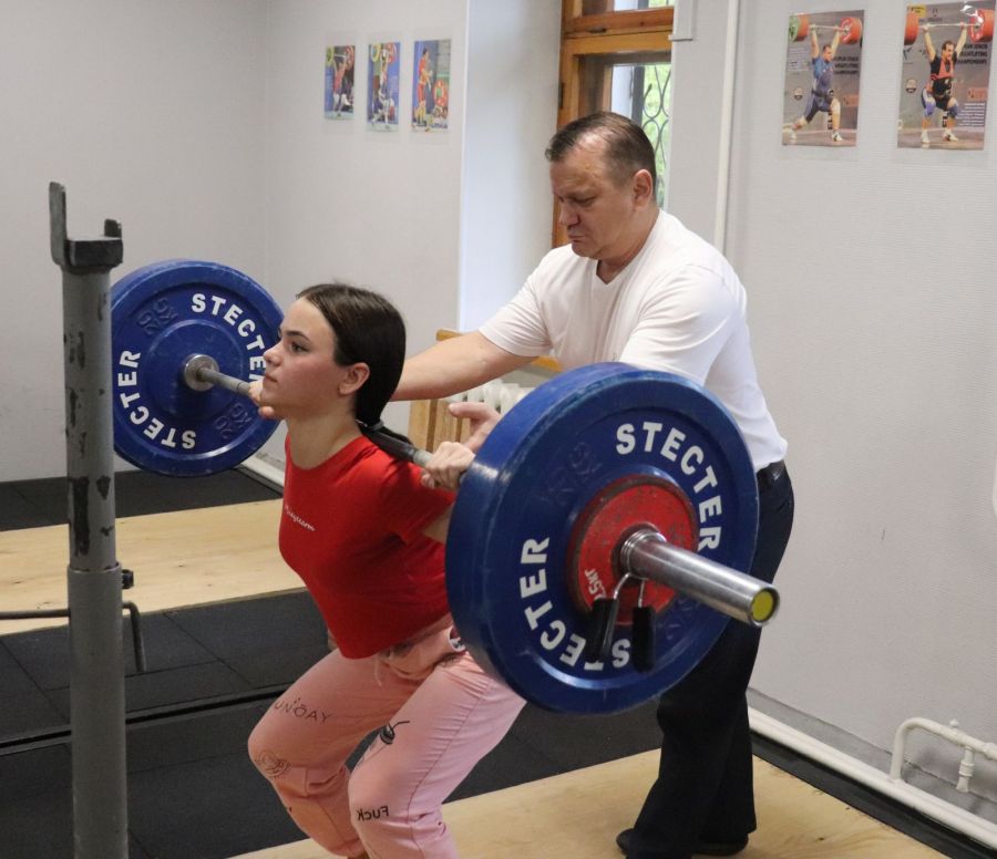 Упражнение выполняет Татьяна Монастырёва. Фото: Александр Чёрный/"Алтайский спорт"