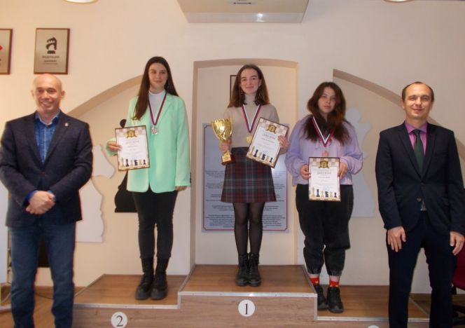 Чемпионами Алтайского края по классическим шахматам стали Виктория Лоскутова и Виталий Бояринцев 