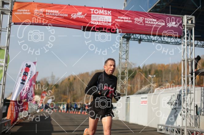 Андрей Дерксен в финишном створе полумарафона