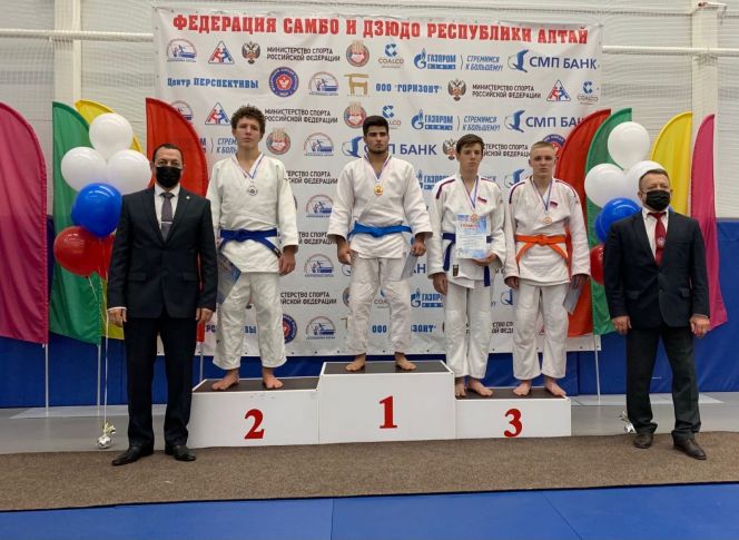 На фото: спортсмены бийской СШ №3 Владислав Докучаев и Кирилл Асташонок стали бронзовыми призерами в весовой категории до 90 кг