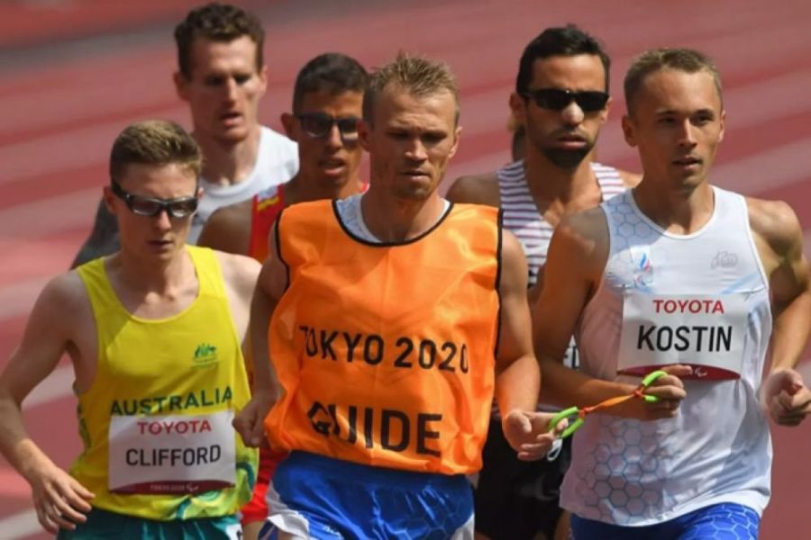 Лидер Юрий Клопцов (в центре) и Александр Костин в Токио завоевали бронзу на дистанции 5 000 метров. А еще один пьедестал Клопцов разделил со спортсменом из Перми. Фото: Илья Питалев/ РИА Новости 