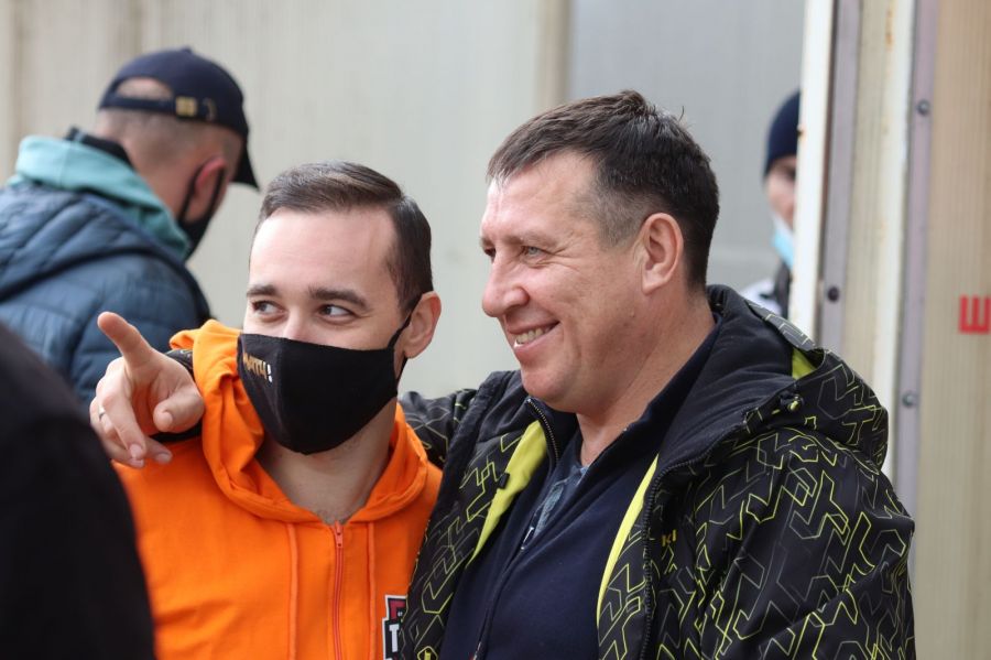 Президент ФК "Темп" Александр Бродников с руководителем пресс-службы клуба Михаилом Меламедом. "Видишь, Миша, во-о-он там Кубок России? Может, заберём?!" Фото: Александр Чёрный/"Алтайский спорт"