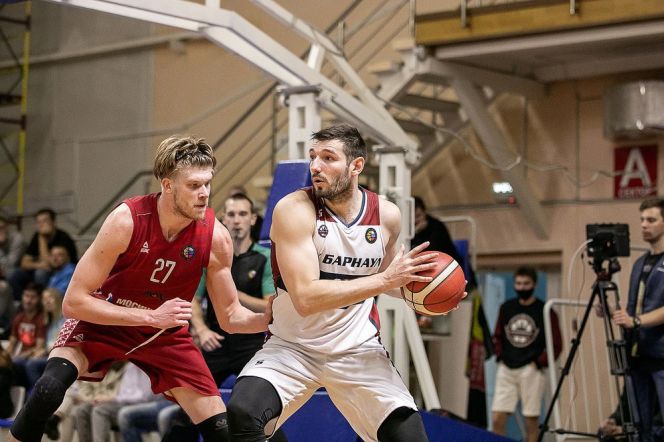 Фрагмент матча "БК "Барнаул" - БК МБА. Фото: Сергей Бутин