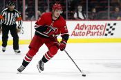 Барнаулец Андрей Свечников начал сезон в НХЛ с дубля в ворота "Айлендерс"