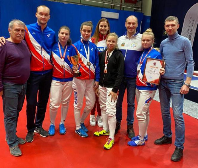 В церемонии награждения саблисток приняла участие двукратная олимпийская чемпионка Софья Великая (в центре)