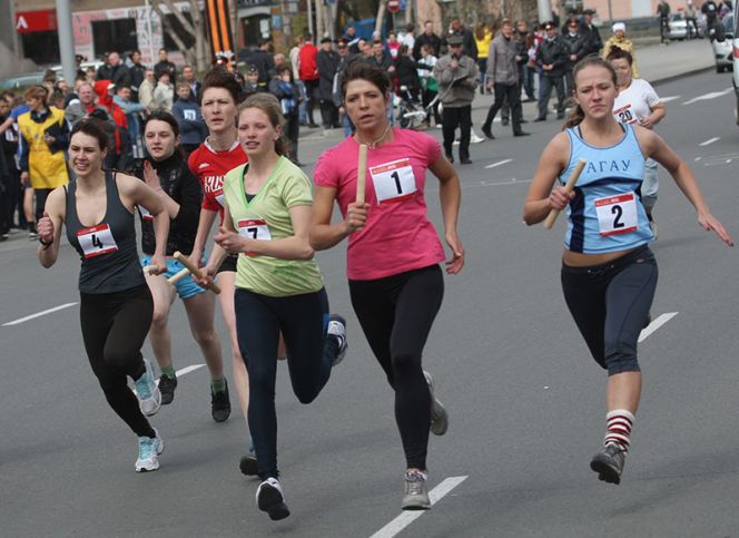 1 мая. Барнаул. Площадь Советов. Традиционная - шестидесятая по счету - легкоатлетическая эстафета на призы "Алтайской правды".
