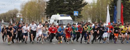 1 мая. Барнаул. Площадь Советов. Традиционная - шестидесятая по счету - легкоатлетическая эстафета на призы "Алтайской правды".