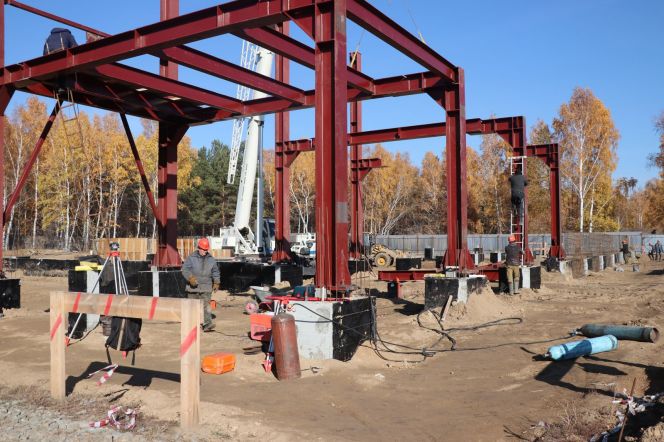 Продолжается строительство ФОКа на улице Юрина в Барнауле. Дело дошло до каркаса 