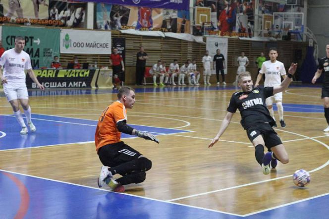 В барнаульском спорткомплексе "Победа" проходит второй тур чемпионата России по мини-футболу среди команд высшей лиги. Фото: Ярослав Махначёв/"Вечерний Барнаул"