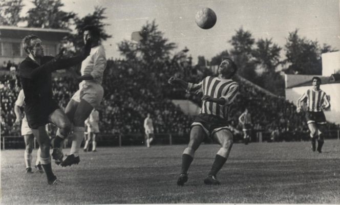 С мячом динамовец Владимир Маркин