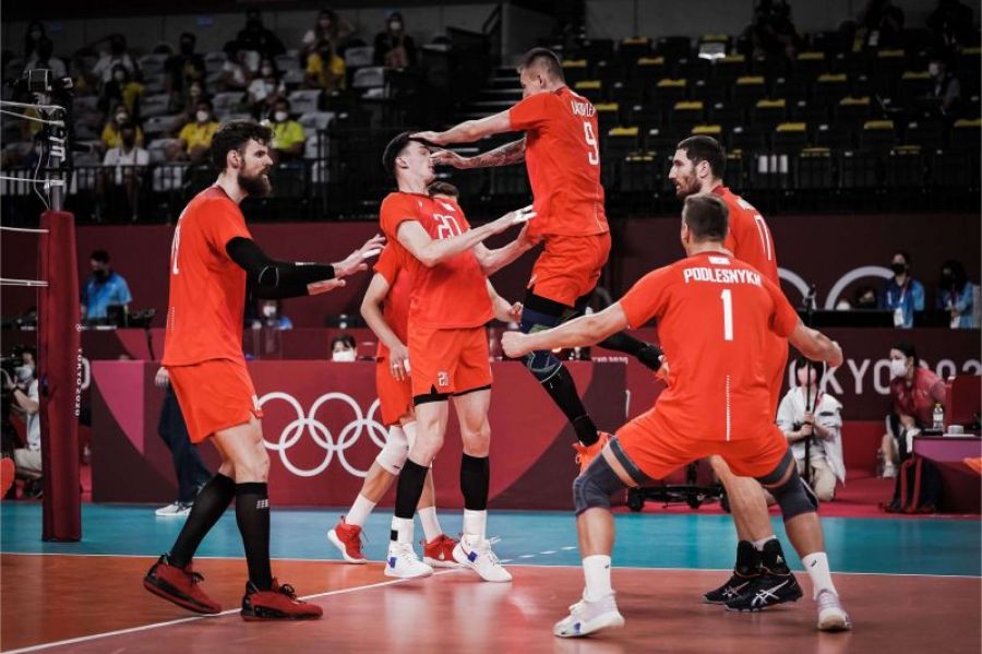 Партнёры Ильяса Куркаева поздравляют его с результативным действием в олимпийском полуфинале с Бразилией 