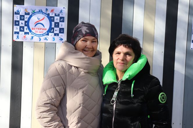 Валентина Бородина (слева) с руководителем краевого спортивного клуба «Ветеран» Галиной Верещагиной 