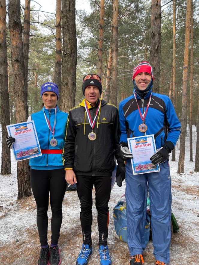 Юрий Заплетнев (в центре) - победитель, Марина Зятькова и Михаил Виноградов  - призёры кросса-гандикапа "Горный король" 