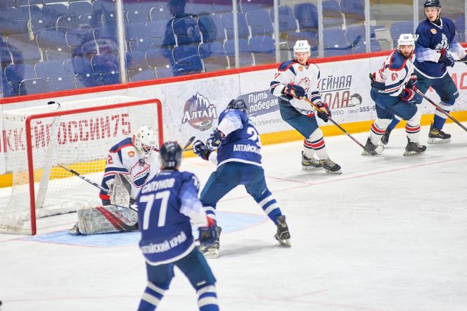 Фрагмент матча "Динамо-Алтай" - "Кристалл" (3:2). Фото: ХК "Динамо-Алтай" 