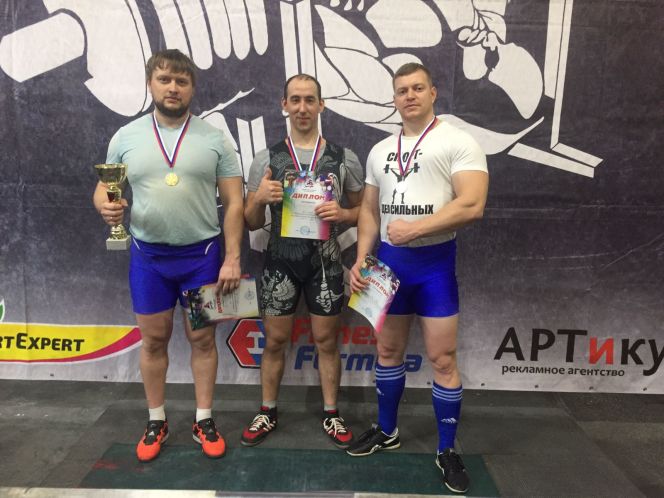 Слева направо: Некрасов Михаил (МС России, абсолютный чемпион прошедших соревнований, 1 место в категории 105 кг), Пахомов Максим (кмс, 3 место в категории 83 кг), Сокол Денис (МС России, серебро в категории 93 кг)