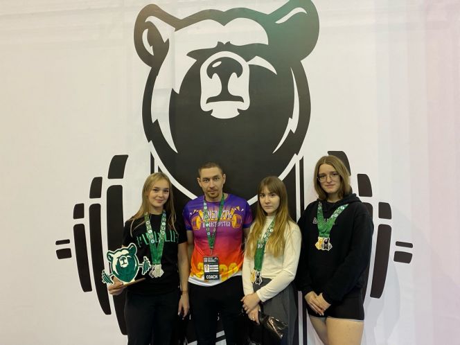 На фото слева направо: Виктория Голубкова, тренер Алексей Подзоров, Виктория Суворина, Аполлинария Голикова