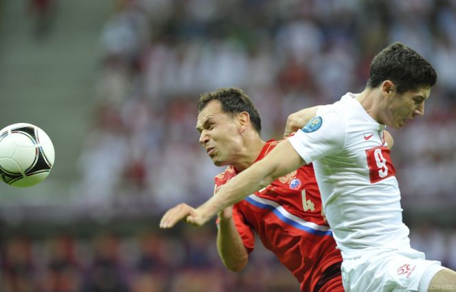 Сергей Игнашевич и Роберт Левандовски в матче России и Польши (1:1) на Евро-2012 в Варшаве. Фото Аоександр Федоров, «СЭ»