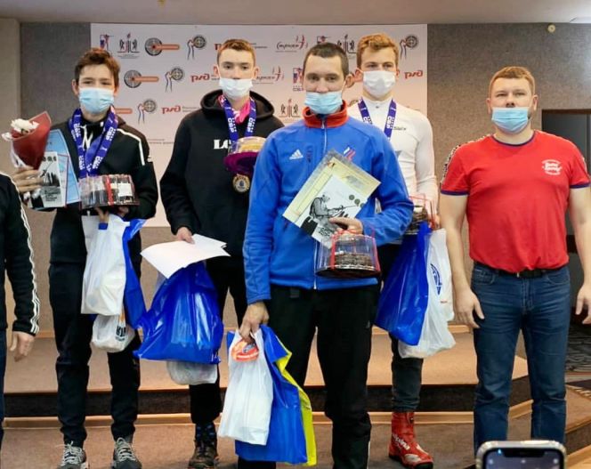 Леонид Кульгускин из Бийского района (второй слева) одержал в Новосибирске две победы