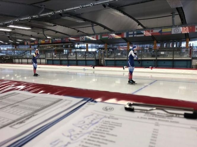 Алиса Беккер (справа) готовится к старту на льду Инцеля