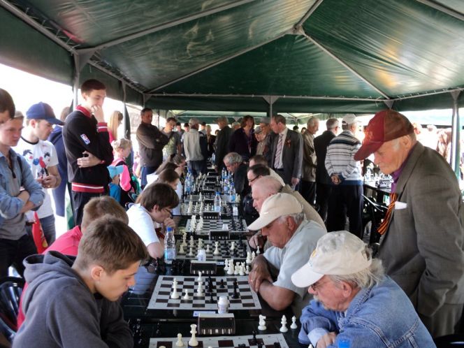 Товарищеский матч «Школьники против ветеранов» в честь юбилея Победы завершился в пользу старшего поколения. 