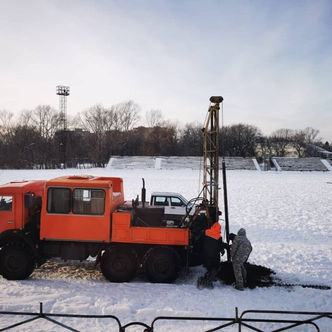 От слов к делу. На барнаульском стадионе «Трансмаш» взяли пробу грунта под строительство крытого футбольного манежа 