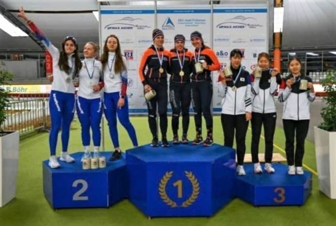 Алиса Беккер (справа) на второй ступени пьедестала 