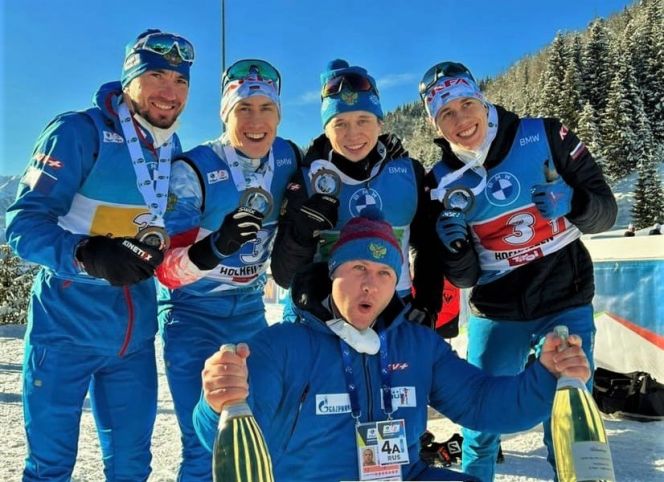Бронзовые призеры эстафеты в Хохфильцене Александр Логинов, Эдуард Латыпов, Даниил Серохвостов и Василий Томшин с тренером Сергеем Ворониным