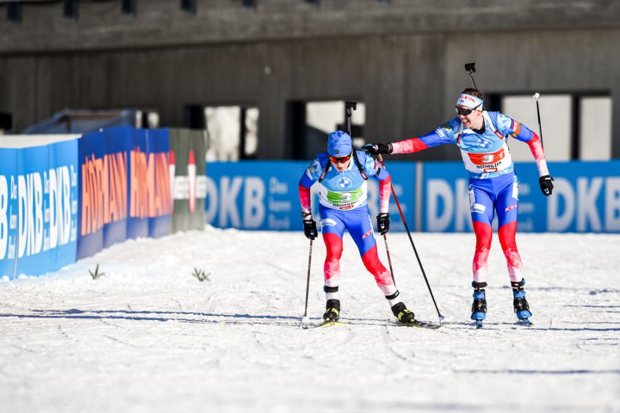 Даниил Серохвостов принимает эстафету от Василия Томшина. Фото: СБР