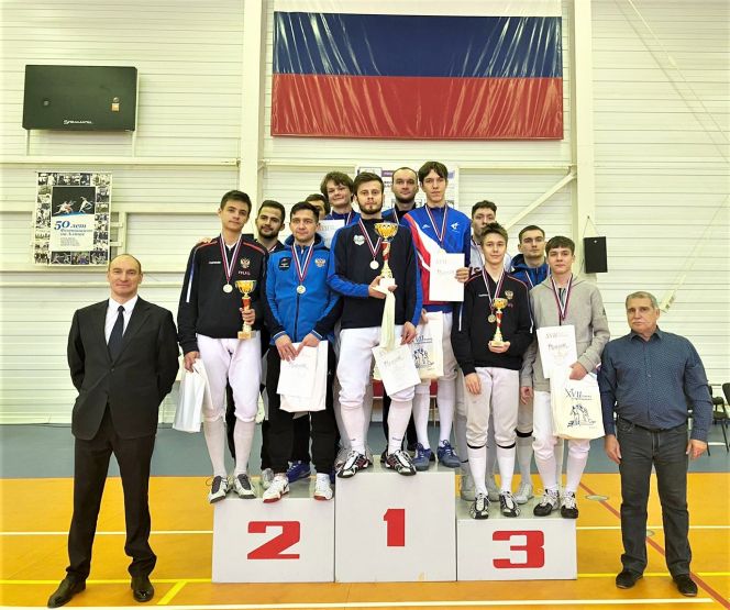 На первой ступени мужская  команда "Алтай-1" - победительница командного первенства Кубка Феоктистова