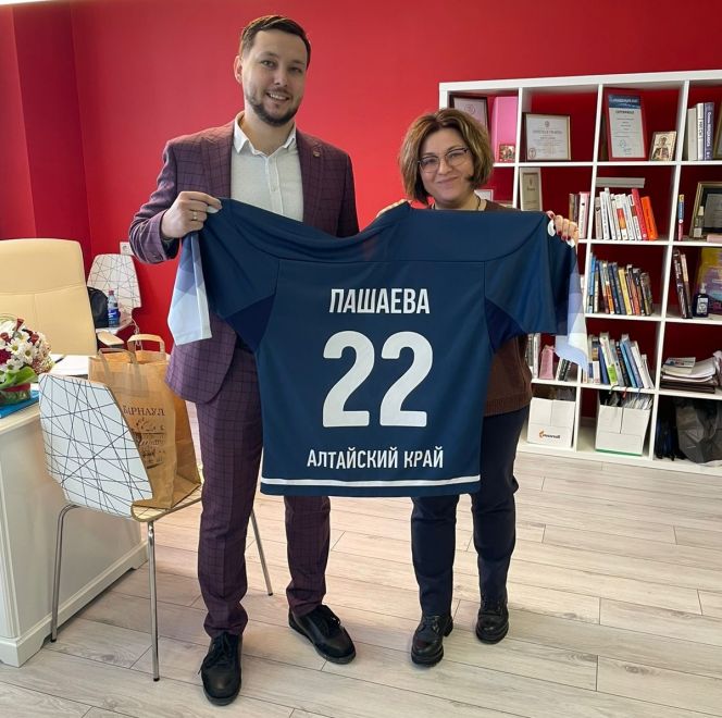 Директор КАУ ХК "Алтай" Руслан Чайкин и руководитель Издательского дома "Регион" Ольга Пашаева 