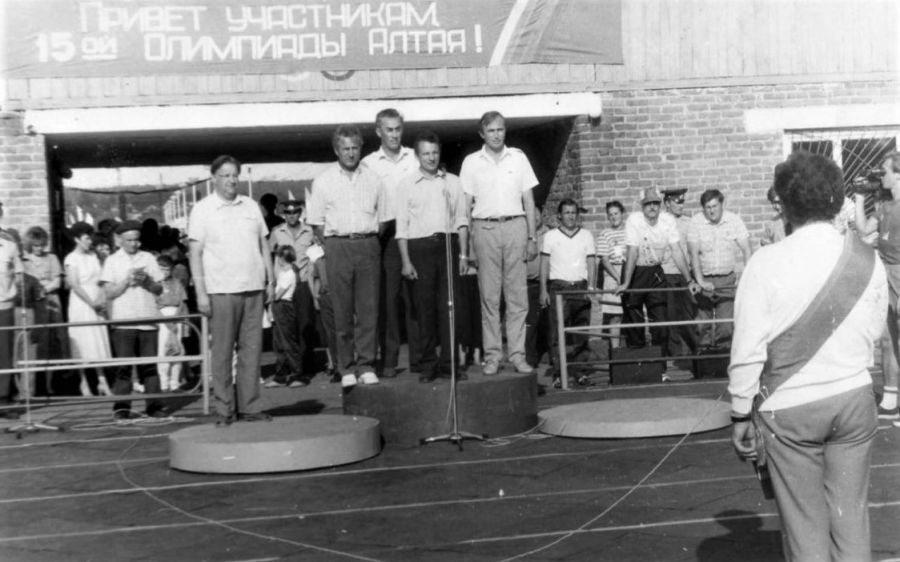Главный судья олимпиады Борис Бырдин докладывает оргкомитету о готовности спортсменов к соревнованиям. Рапорт принимают (слева направо): Олег Дементьев - директор краевого спортклуба «Урожай», Виктор Насонов - председатель крайспорткомитета, Владимир Сухов - секретарь крайкома профсоюза АПК, Павел Беспалов - заместитель начальника крайсельхозуправления, Владимир Драсков - глава администрации Павловского района 
