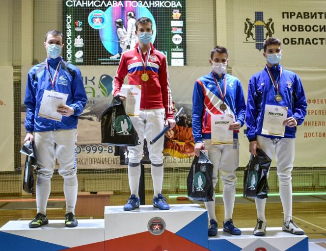 Саблист Кирилл Шаповалов (второй справа) — обладатель бронзы турнира на призы Станислава Позднякова. Фото: Федерация фехтования России