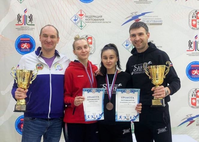 Анна Смирнова и Анастасия Колышкина со своими наставниками - Валерианом Феоктистовым (слева) и Евгением Сазоновым