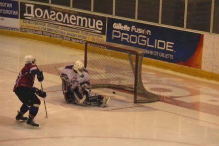 В повторном матче на своём льду «Алтай» выиграл у курганского «Зауралья-2» – 4:0 (фото).