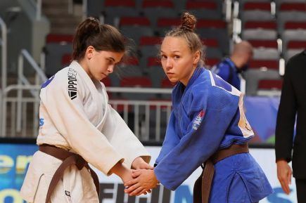 Яна Полевод (справа)