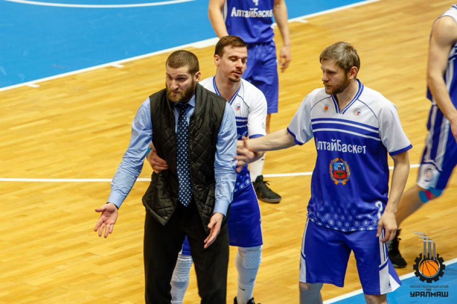Апрель 2017-го. Эмоции тренера "АлтайБаскета" Михаила Терехова в матче с "Уралмашем" в финале Суперлиги-3 пытается контролировать игрок "АлтайБаскета" Евгений Горев. Фото: БК "Уралмаш"