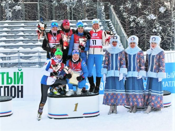 На фото: Анастасия Гришина на пьедестале внизу в центре