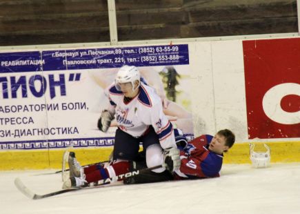 В повторном матче на своём льду «Алтай» выиграл у курганского «Зауралья-2» – 4:0 (фото).